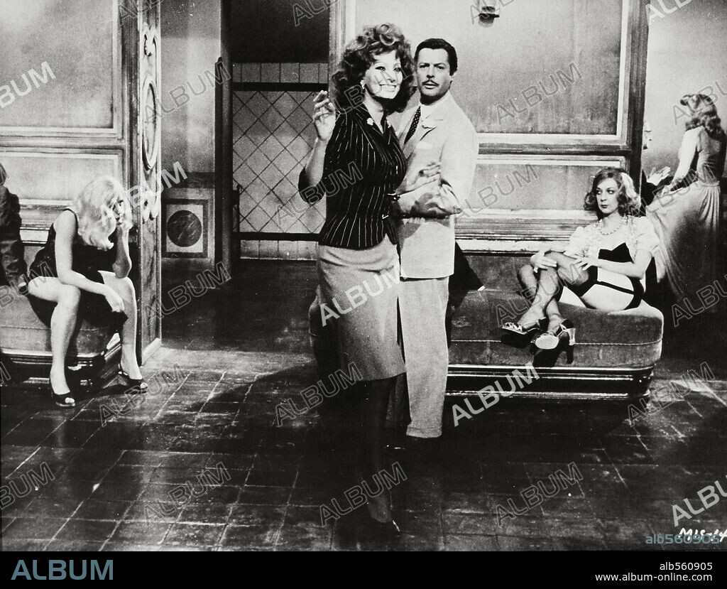 MARCELLO MASTROIANNI and SOPHIA LOREN in MARRIAGE ITALIAN STYLE, 1964 (MATRIMONIO ALL'ITALIANA), directed by VITTORIO DE SICA. Copyright COMPAGNIA CINEMATOGRAFICA CHAMPION.