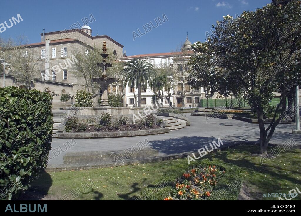 Ourense / Orense; jardines de la plaza del Obispo Cesáreo y palacio episcopal.