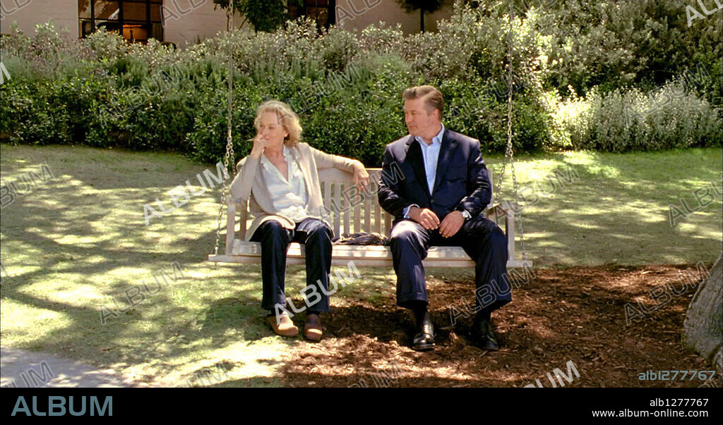 ALEC BALDWIN y MERYL STREEP en NO ES TAN FACIL, 2009 (IT'S COMPLICATED), dirigida por NANCY MEYERS. Copyright UNIVERSAL PICTURES.