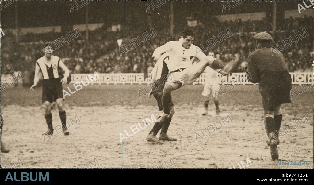 Valencia, 03/02/1929. Final de la Copa del Rey disputada en el estadio de Mestalla entre el Real Madrid y el Español, que terminó con la victoria de los de Barcelona por 2 a 1. En la imagen, Ricardo Zamora detiene un remate de Gaspar Rubio.