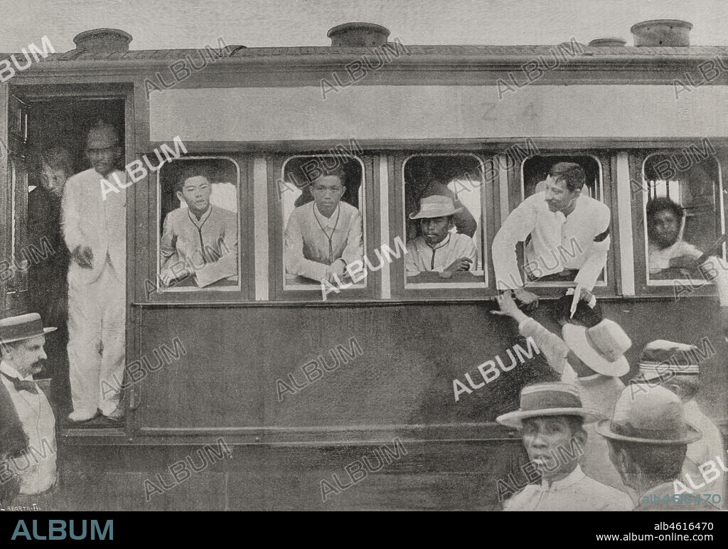 Filipinas. Revolución filipina (1896-1898). Conflicto armado entre el gobierno colonial español y los insurrectos filipinos. Sumisión de los principales jefes de la insurrección Filipina. Los Jefes tagalos en el tren que los condujo a Dagupan. Fotograbado por Laporta. La Ilustración Española y Americana, 1898.