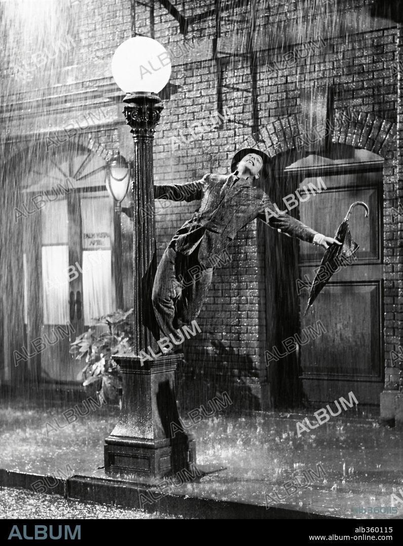 GENE KELLY en CANTANDO BAJO LA LLUVIA, 1952 (SINGIN' IN THE RAIN), dirigida por GENE KELLY y STANLEY DONEN. Copyright M.G.M.