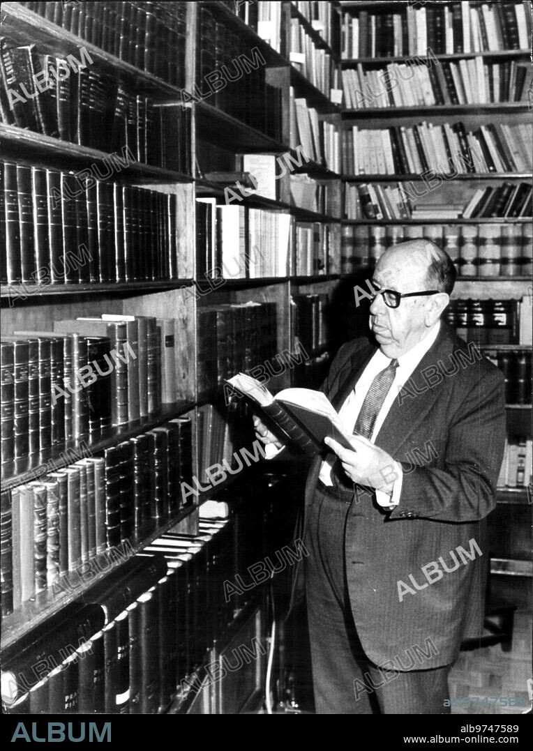 José María Gil Robles consulting his Library in an image from 1972.