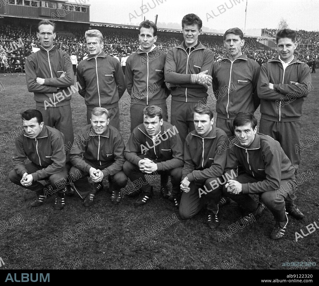 Oslo 1966-10-30. Football, cup final Fredrikstad FK - Lyn 3-2, Ullevaal Stadium. Fredrikstad FK became Norwegian champion in 1966, team picture. Before: Bjørn Borgen, Per Kristoffersen, Thor Spydevold, Tore Hansen and Jan Aas. Back: Arne Pedersen, Roar Johansen, Hans Jacob Mathisen, Per Mosgaard, Kjell Andreassen and Jan Hermansen. Photo Ivar Aaserud / Current / NTB.