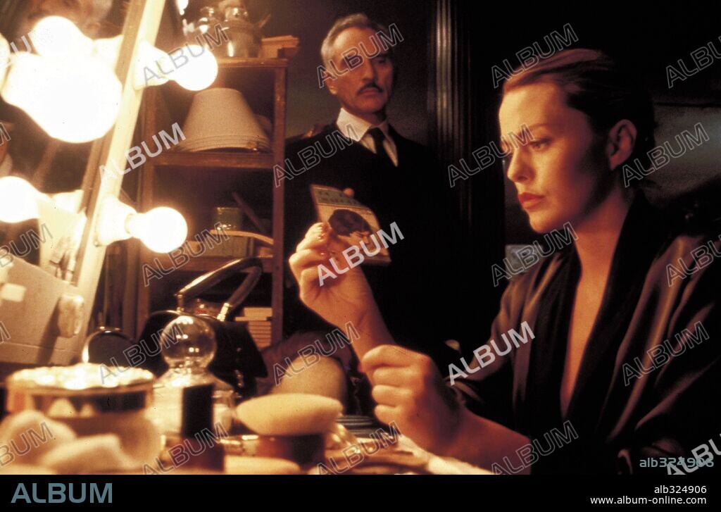 PATSY KENSIT y TERENCE STAMP en BELTENEBROS, 1991, dirigida por PILAR MIRO. Copyright COLUMBIA TRI STAR.