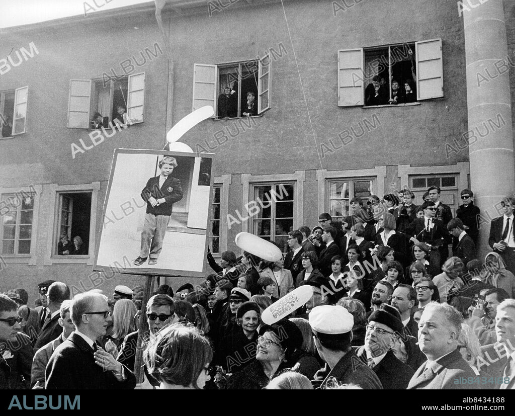 Sigtuna 1966-04-22. Kronprins Carl Gustaf tar studenten vid Sigtuna Humanistiska läroverk. Studentaffisch på kronprinsen i bakgrunden. Foto: SvD / TT / kod 12014.