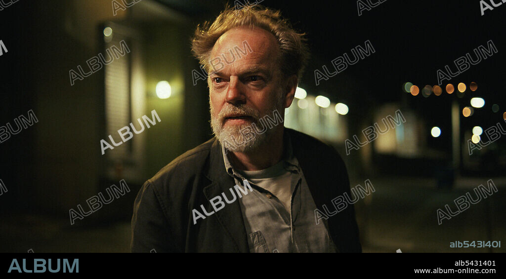 HUGO WEAVING en MR. CORMAN, 2021, dirigida por JOSEPH GORDON-LEVITT. Copyright A24.