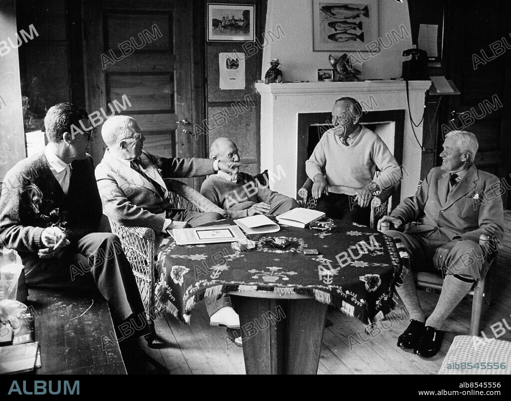 Tärnaby 1965-08-02. Kung Gustaf VI Adolf (tvåa från vänster) spelar kort i sportstugan i Tärna med greve Carl Johan Bernadotte, Clarence Crafoord, Sixten Wohlfart och Nils Danielsen. Foto: Svenskt Pressfoto / TT / kod 2060.