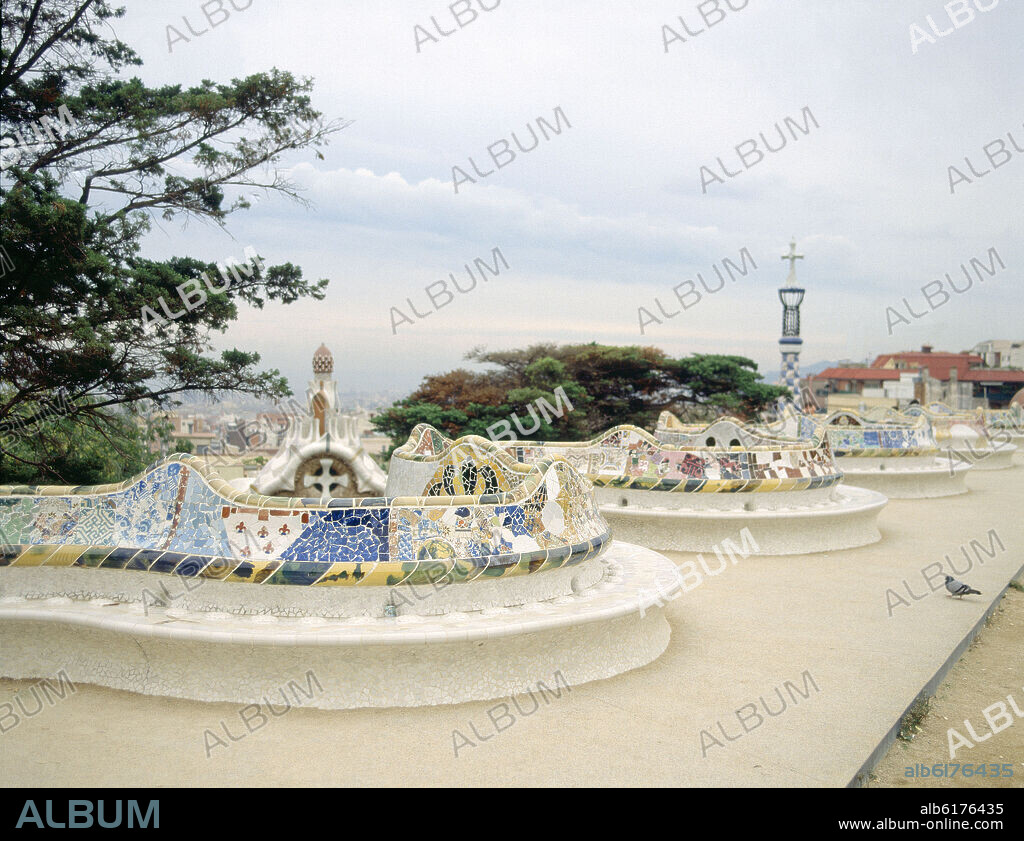 ANTONI GAUDÍ. BANCO CORRIDO Y ONDULADO DEL PARQUE GÜELL RECUBIERTO DE AZULEJOS QUE BORDEA LA EXPLANADA  - 1900/1914.
