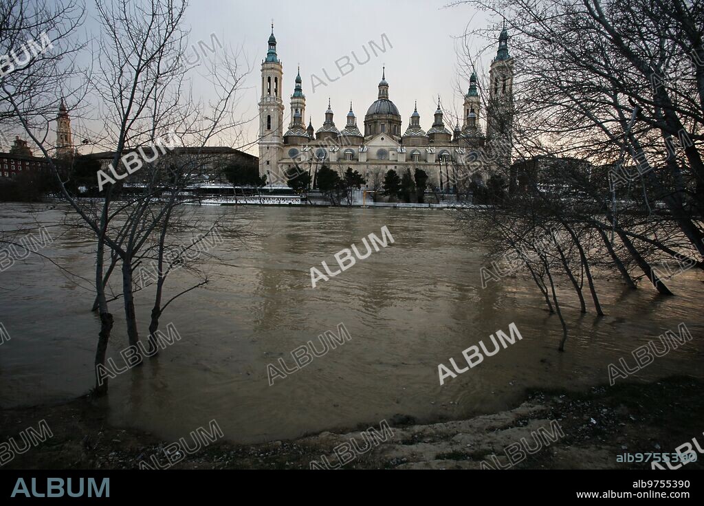 Zaragoza January 27, 2014 the peak of the ordinary flood of the Ebro River arrives in Zaragoza, the first flood of the year of its kind. The maximum flow in Zaragoza is expected to reach values greater than 1,450 cubic meters per second Photo: Fabian Simón archdc.