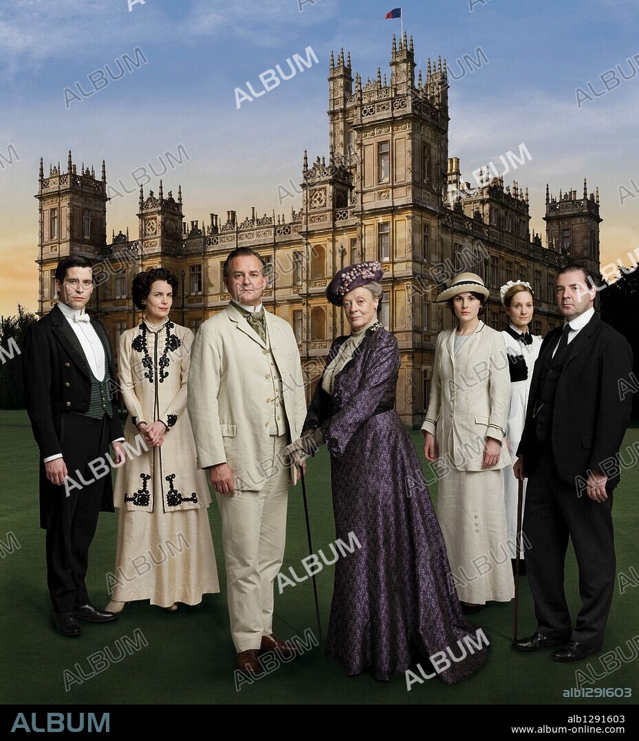 HUGH BONNEVILLE, BRENDAN COYLE, Dame Maggie Smith, MICHELLE DOCKERY, JOANNE FROGGATT, ROB JAMES-COLLIER and ELIZABETH McGOVERN. BRENDAN COYLE, ELIZABETH McGOVERN, HUGH BONNEVILLE, JOANNE FROGGATT, MAGGIE SMITH, MICHELLE DOCKERY and ROB JAMES-COLLIER in DOWNTON ABBEY, 2010, directed by JULIAN FELLOWES. Copyright CARNIVAL FILMS.