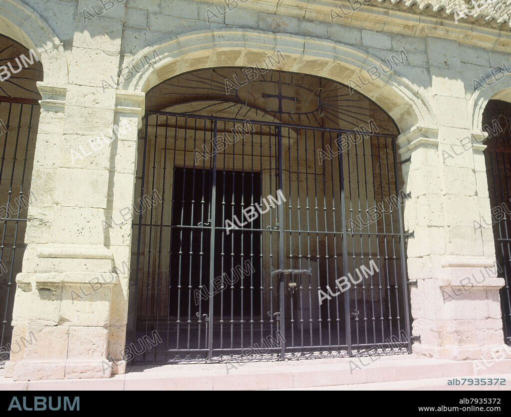 ARCO ESCARZANO DEL PORTICO MERIDIONAL - IGLESIA CONSTRUIDA ENTRE LOS SIGLOS XII Y XVII.
