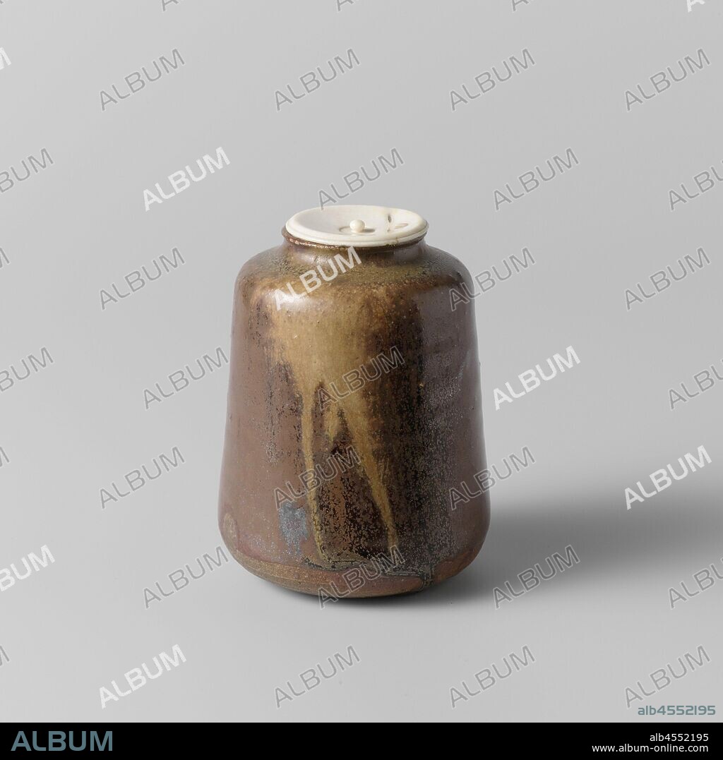 Tea caddy with a goldenbrown glaze, dust tea can or stoneware chaire with an ivory lid, partially covered with a golden brown glaze. The lower part of the bus is unglazed. Old label on the bottom with 'W632'. Seto in the style of Hafugama., anonymous, Japan, c. 1600 - c. 1800, stoneware, glaze, deksel, vitrification, h 10 cm × d 8 cm.