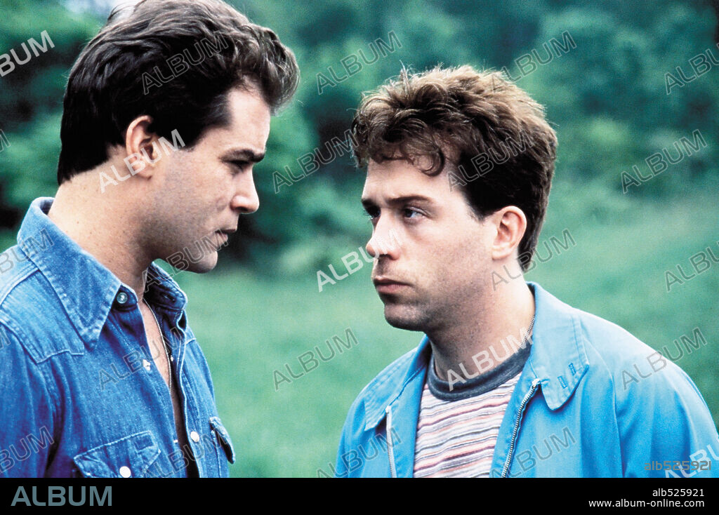 RAY LIOTTA y TOM HULCE en LA FUERZA DE UN SER MENOR, 1988 (DOMINICK AND EUGENE). Copyright ORION PICTURES.