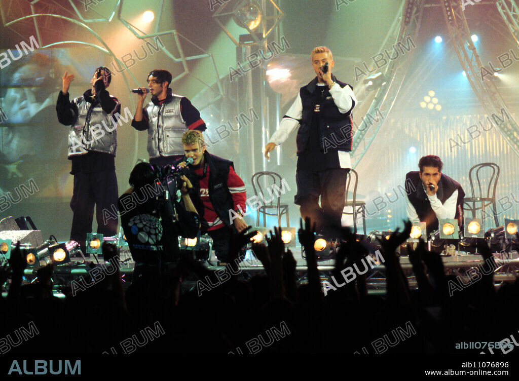 SUPER RTL presents the mega party of the year in the Cologne Arena. Presented by Blümchen and Tobi Schlegl. Also present is the boy group *NSYNC, Germany 1998.
