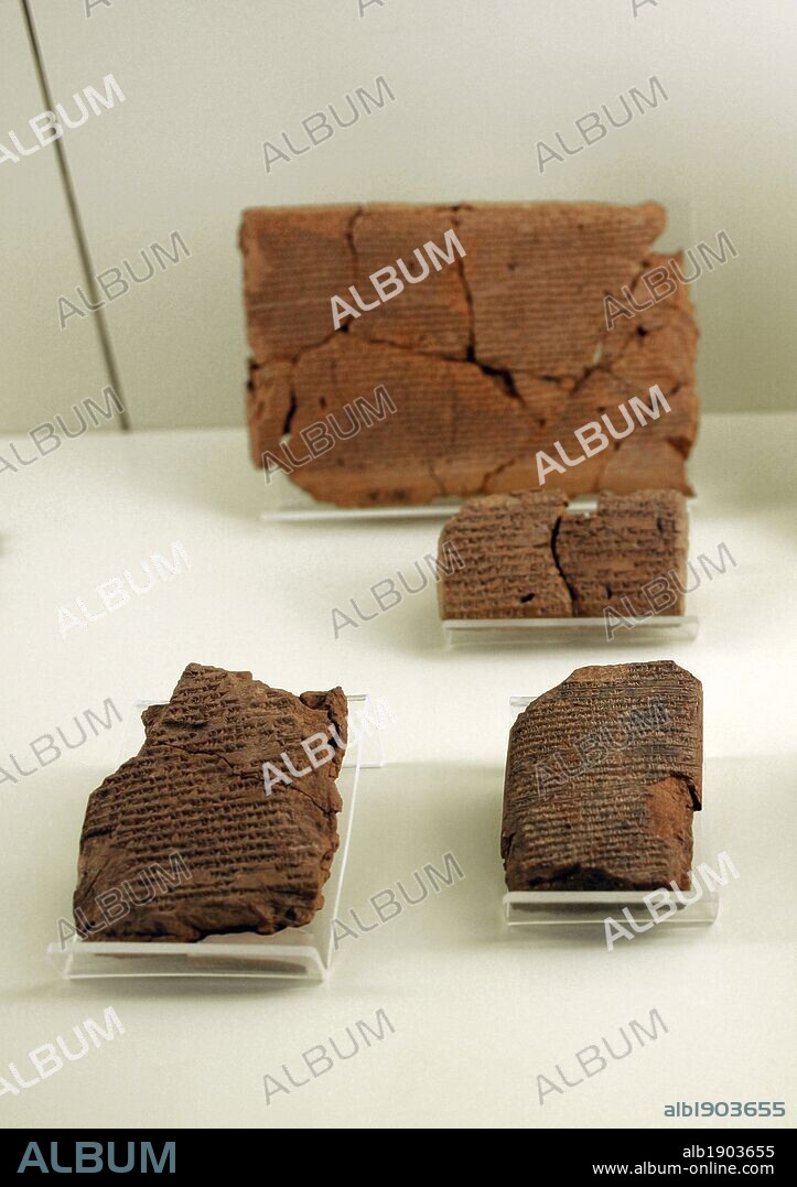 ESCRITURA CUNEIFORME. Tablillas de arcilla con escritos de oraciones, rituales contra el "mal de ojo" y la visión del mundo suberránio. S. IX-VII a. C. Museo de Pérgamo (Isla de los Museos). Berlín. Alemania.
