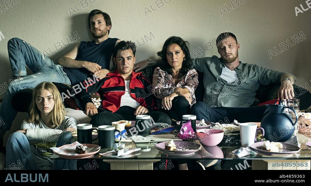 BESIR ZECIRI, ELLIOTT CROSSET HOVE, JOACHIM FJELSTRUP, SANDRA GULDBERG KAMPP and SIDSE BABETT KNUDSEN in WILDLAND, 2020 (KØD & BLOD), directed by JEANETTE NORDAHL. Copyright SNOWGLOBE FILMS / GEISNAES, CHRISTIAN.