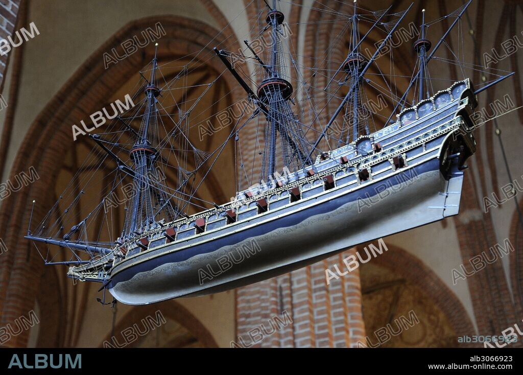 Galeón inglés, siglo XVI. Nave votiva que cuelga del techo de la Catedral de San Nicolás. Estocolmo. Suecia.