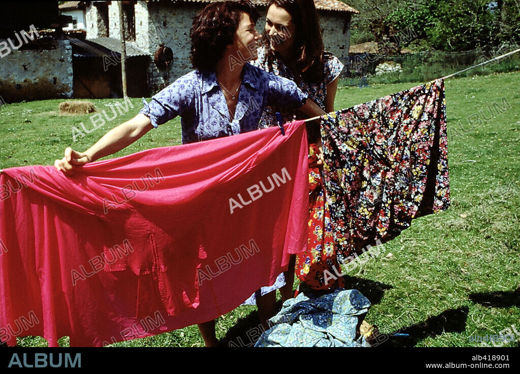 ANA PADRAO y ICIAR BOLLAIN en LA BALSA DE PIEDRA, 2002, dirigida por GEORGE SLUIZER. Copyright MGS FILM/SOGECINE/LUSOMUNDO.