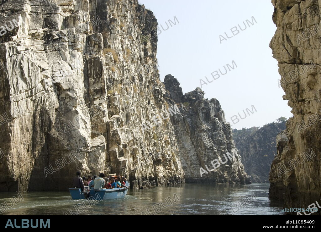 Tourist boat in the Marble Rocks Gorge, on the Narmada River, Bhedaghat, Jabalpur, Madhya Pradesh state, India, Asia.