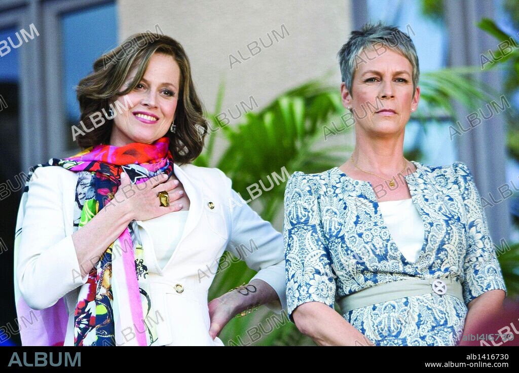 JAMIE LEE CURTIS y SIGOURNEY WEAVER en OTRA VEZ TU?, 2010 (YOU AGAIN), dirigida por ANDY FICKMAN. Copyright TOUCHSTONE PICTURES.
