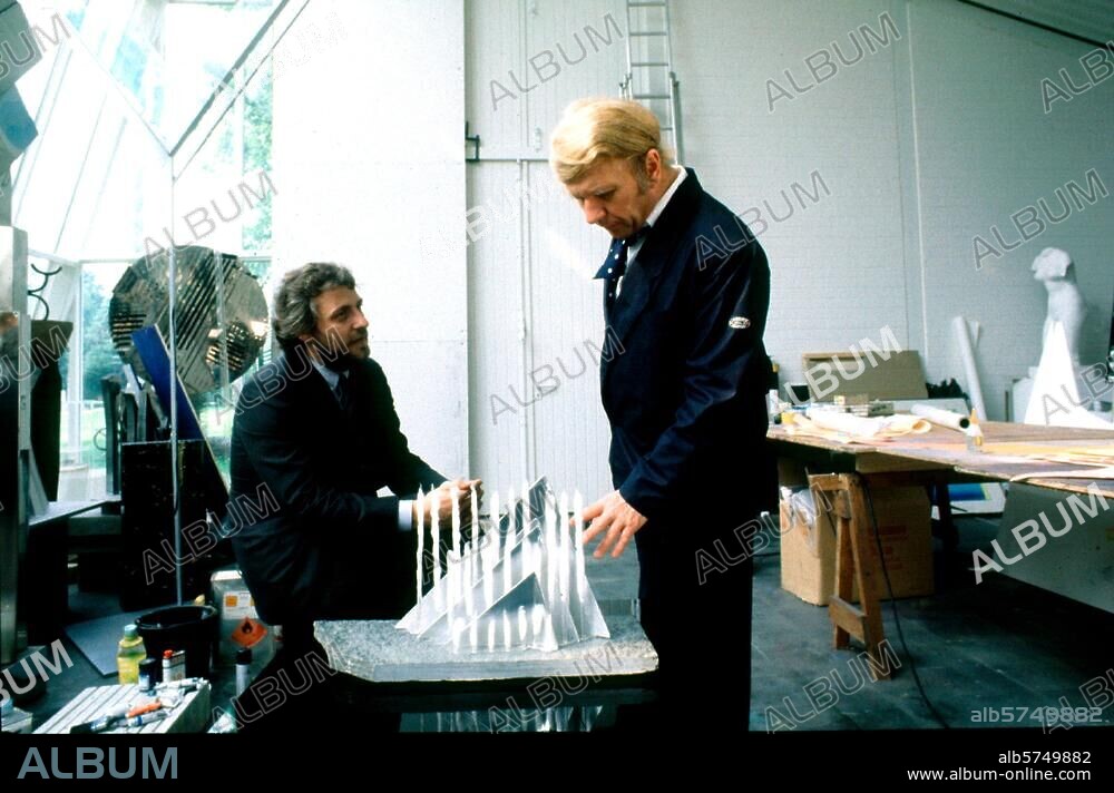 Mack, Heinz (Otto-Heinz); Bildhauer und Maler; geb. am 8.3.1931 in Lollar. Heinz Mack (rechts) in seinem Atelier in Mönchengladbach im Gespräch mit dem Kunstberater Helge Achenbach. Foto, Juni 1987.
