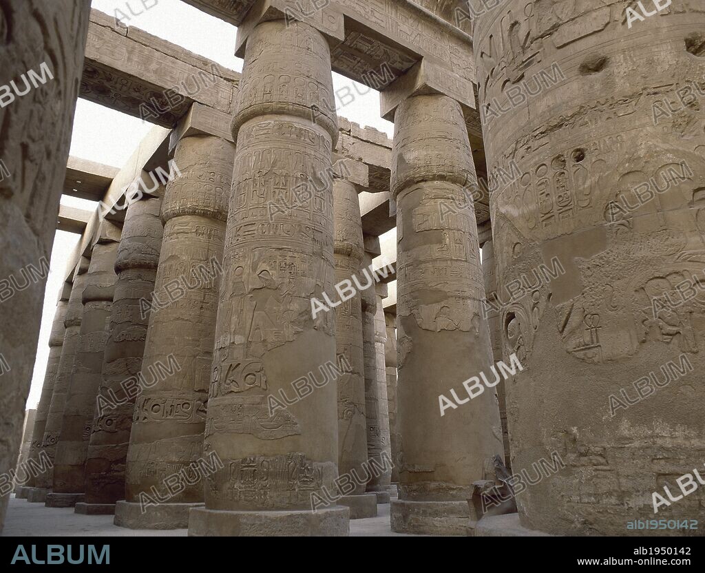 ARTE EGIPCIO. EGIPTO. TEMPLO DE AMON. Gran templo dedicado a la máxima divinidad tebana. Constituye el núcleo más importante del patrimonio monumental de Karnak. Detalle de la SALA HIPOSTILA CON COLUMNAS DE CAPITELES PAPIRIFORMES CERRADOS. KARNAK.