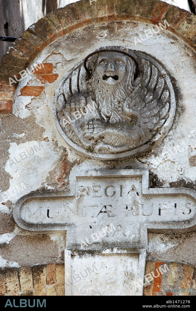 REPUBLICA DE MONTENEGRO. KOTOR. Escultura que decora un arco en una calle de la ciudad.