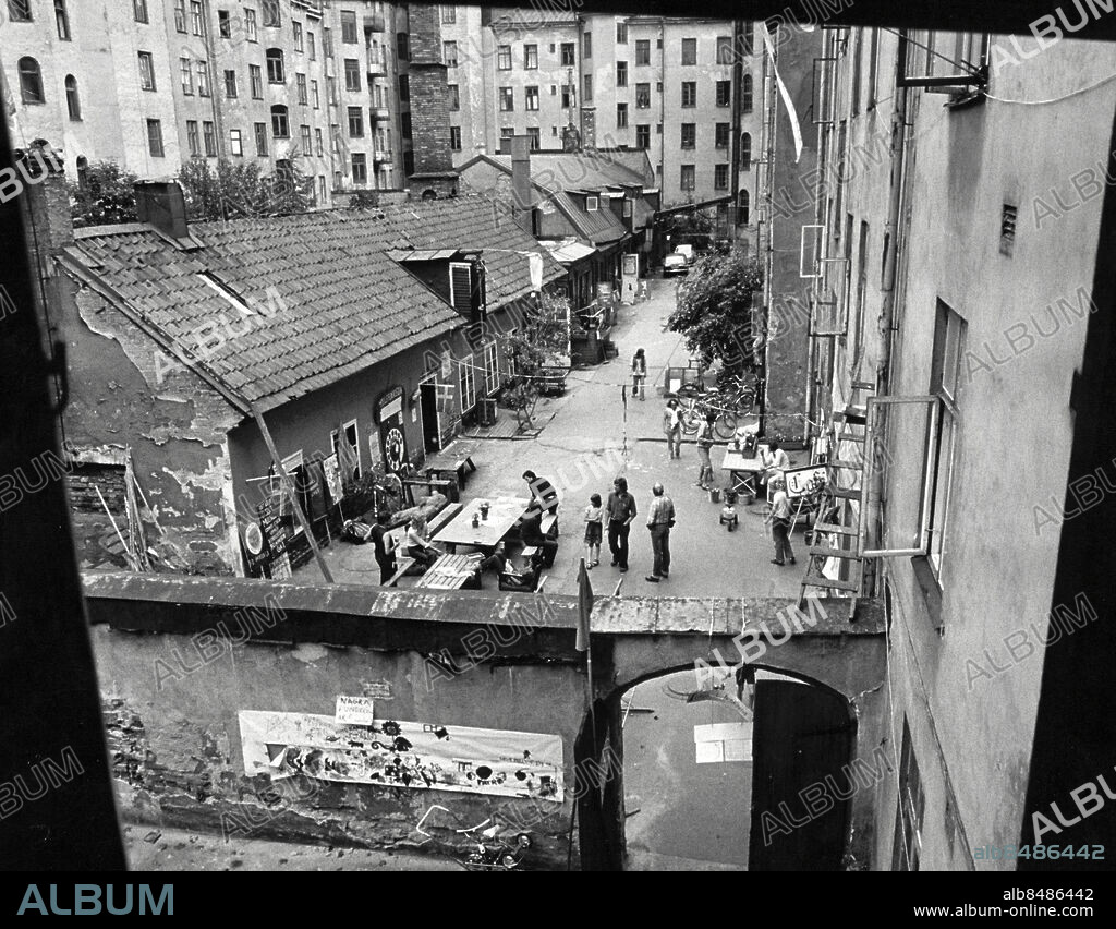 Stockholm 1978-08-03. Mullvadsockupationen, ockupation av fyra bostadshus i kvarteret Mullvaden på Krukmakargatan. Gården och gårdshuset som hör till kvarteret Mullvaden, sett från 12:ans trappuppgång. Här trampar åtskilliga nyfikna turister runt i sommar. Gården är en samlingsplats. Här äter, leker, pratar och jobbar mullvadarna.. Foto: Jan Düsing / Expressen / TT / Kod: 12. ** AFTONBLADET OUT **.