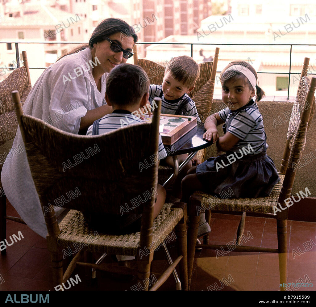 MADRE CON HIJOS JUGANDO AL PARCHIS.