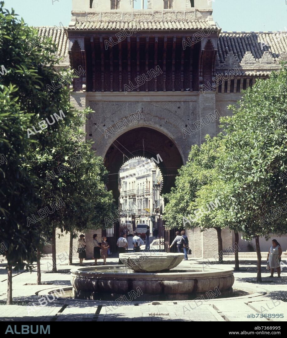 PUERTA DEL PERDON - PATIO DE LOS NARANJOS QUE FUE MEZQUITA MAYOR - SIGLO XII.