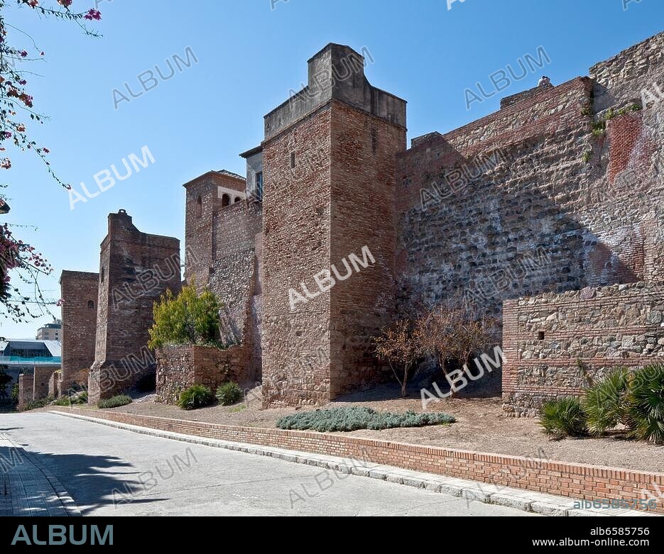 Südöstliche Wehrmauer mit erhaltenen und teilzerstörten Türmen.