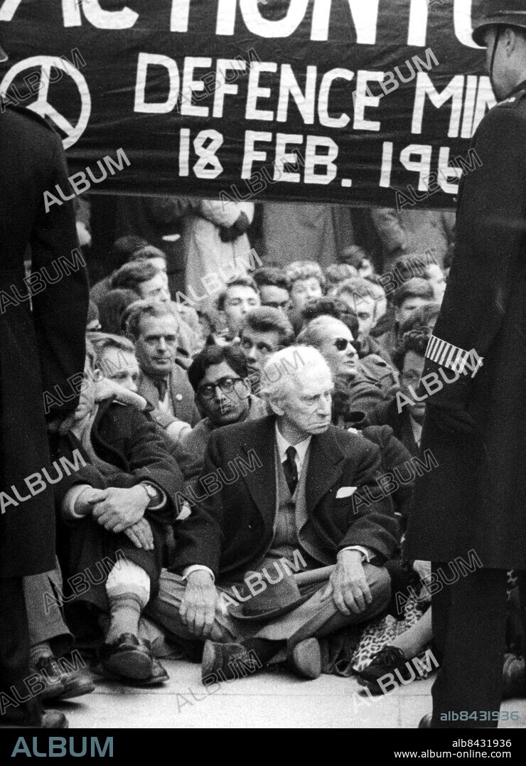 Orig. bildtext... SIT DOWN PROTEST IN LONDON. The biggest demonstration of mass civil disobedience took place of Saturday when thousands of anti-H bomb demonstrators - led by 88-year-old Earl Russell (Bertrand Russell, the philosopher) - marched to Whitemall, London and sat down on the pavement outside the Defence Ministry. They sat for nearly three hours in silence, then cheering broke out as Lord Earl Russell nailed a declaration to the Ministry door saying the nuclear powers of the East and West were holding the people of the world to ransom. Photo shows: Earl Russell, hatless, sits on the pavement outside the Defence Ministry. Anm. B Russell: Nobelpriset i litteratur 1950. Se även BAY541 Sittstrejk Anti-atombombsdemonstration Atombomben Banderoller Bildserier Fotoreportage persons: BERTRAND RUSSELL sites: LONDON;STORBRITANNIEN.