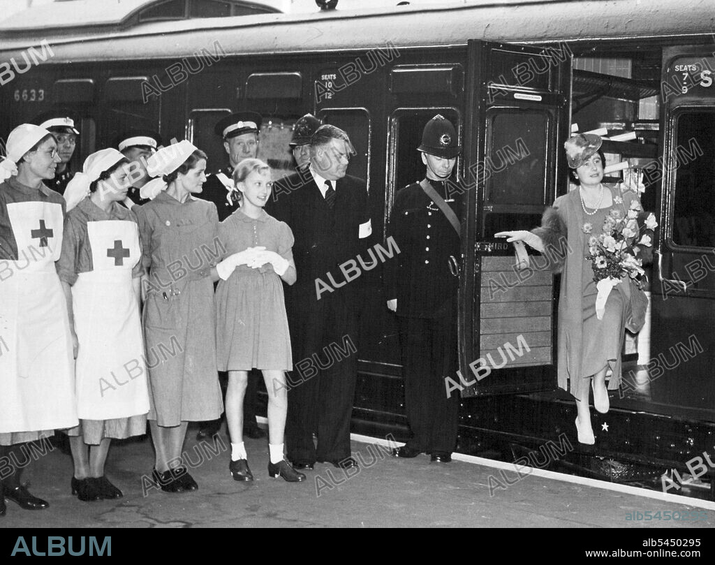 Queen Inspects Casualty Evacuation Train - Queen Elizabeth making an inspection of a casualty evacuation train today. The purpose of the train is to evacuate air raid victims from the Advance Base Hospitals in Vulnerable areas to the Base Hospitals in outer areas. December 04, 1939. (Photo by London News Agency Photos Ltd.).