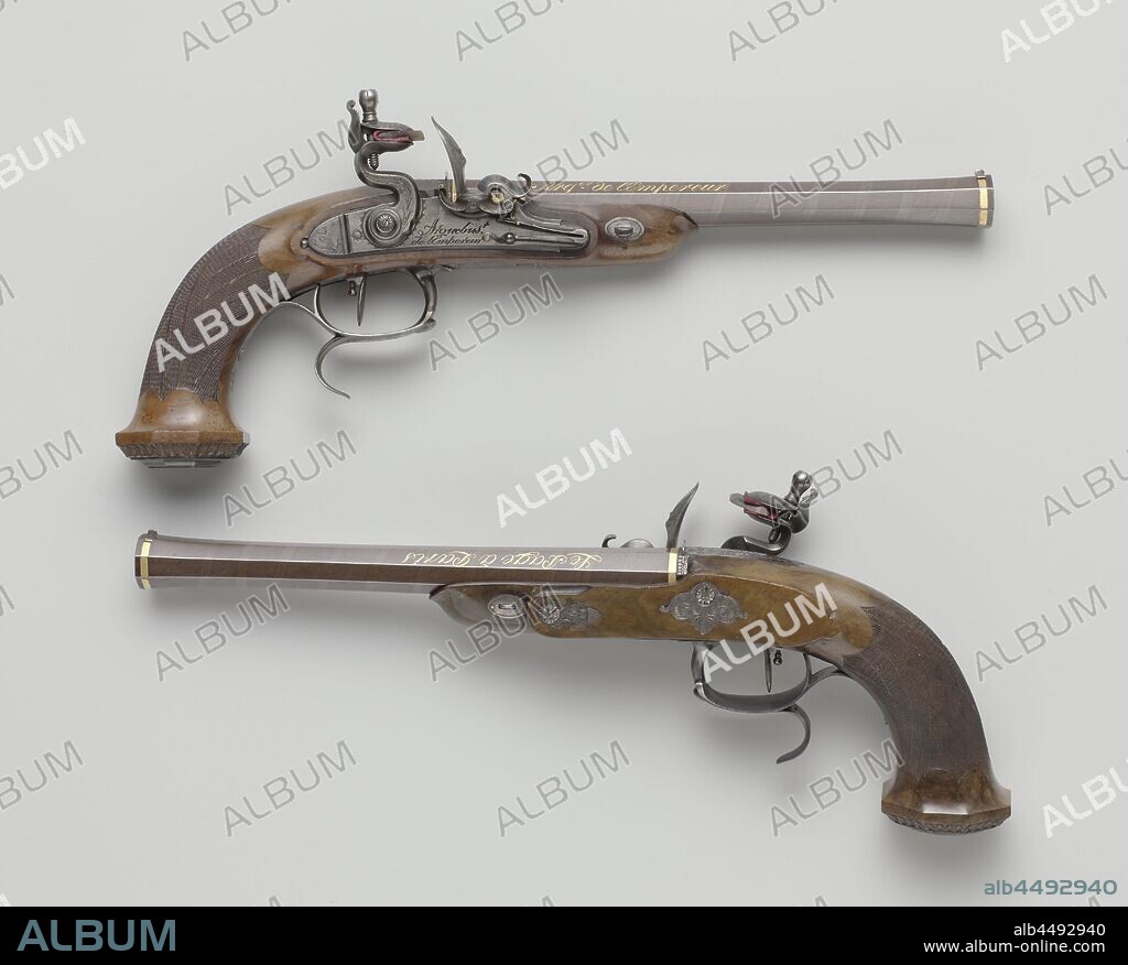Flint gun with battery lock, associated with torque. An octagonal barrel of blued steel, slightly broadening at the mouth. At the front part of the barrel is a visor grain of steel. The barrel is decorated with gold leaf bands at the mouth and at the tail piece, the part at the sun-hole is completely gilded. The top of the barrel is marked with gold. Number is stamped in at the top of the loop. The soul has so-called 'hair pulling'. The tailpiece consists of a separate block with a square hole in which the hook-shaped cap of the barrel fits. There is a visor bar on the tail section. Slot: Flint battery lock, blued steel. The rear part of the lock plate is on a lower level and is engraved with an eagle on a tree branch, the rooster is decorated with engraved leaf and pine cone motifs. The lock plate of the pistol bears inscription and of the pistol (2) ARQUEBUSr DE L'EMPEREUR. The locks are marked on the inside. Wood: (polished) walnut, flattened flask which is closed at the bottom, diamond-shaped grooved neck. Fittings: steel (blued): individual plates around the lock bolts, decorated with acanthus leaf motifs and beaded edges, trigger guard with representations of a flower basket, garlands, acanthus leaf motifs and an eagle on a tree branch, flat, octagonal butt cap, at the bottom one in gold crustation, representing a lightning bolt (antique model)., ARQer. DE L'EMPEREUR’, Ao. 1808’, Jean le Page, Paris, 1808, gold (metal), walnut (hardwood), steel (alloy), l 38 cm l 23.5 cm d 14 mm.