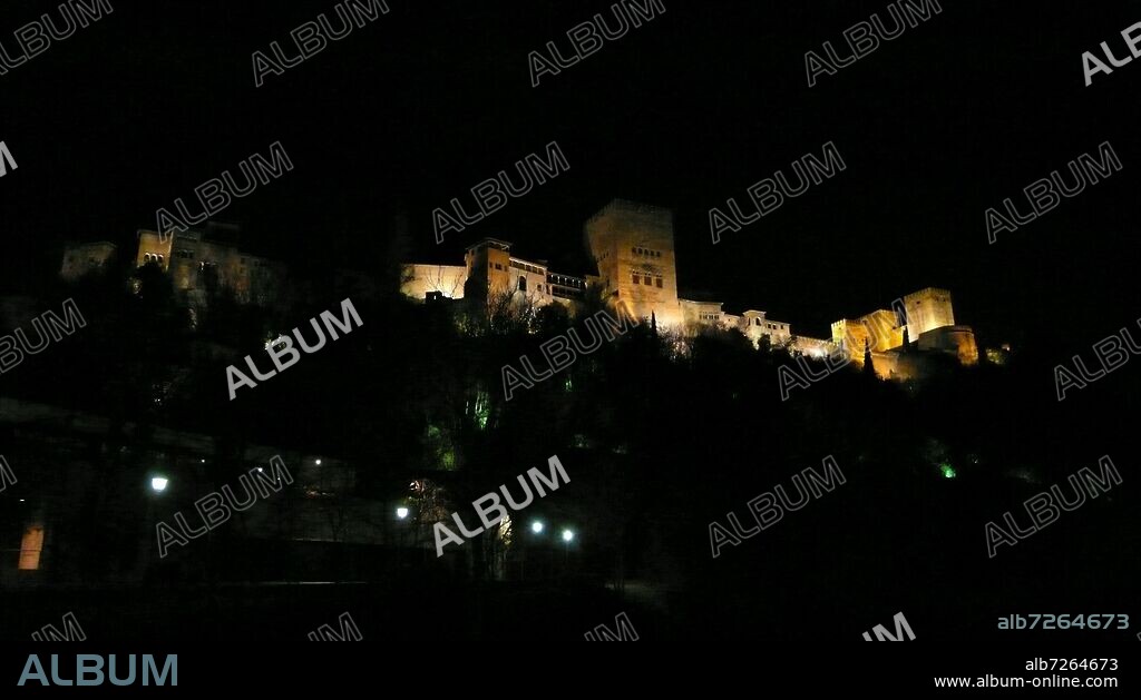 EL PALACIO DE LA ALHAMBRA DE NOCHE.