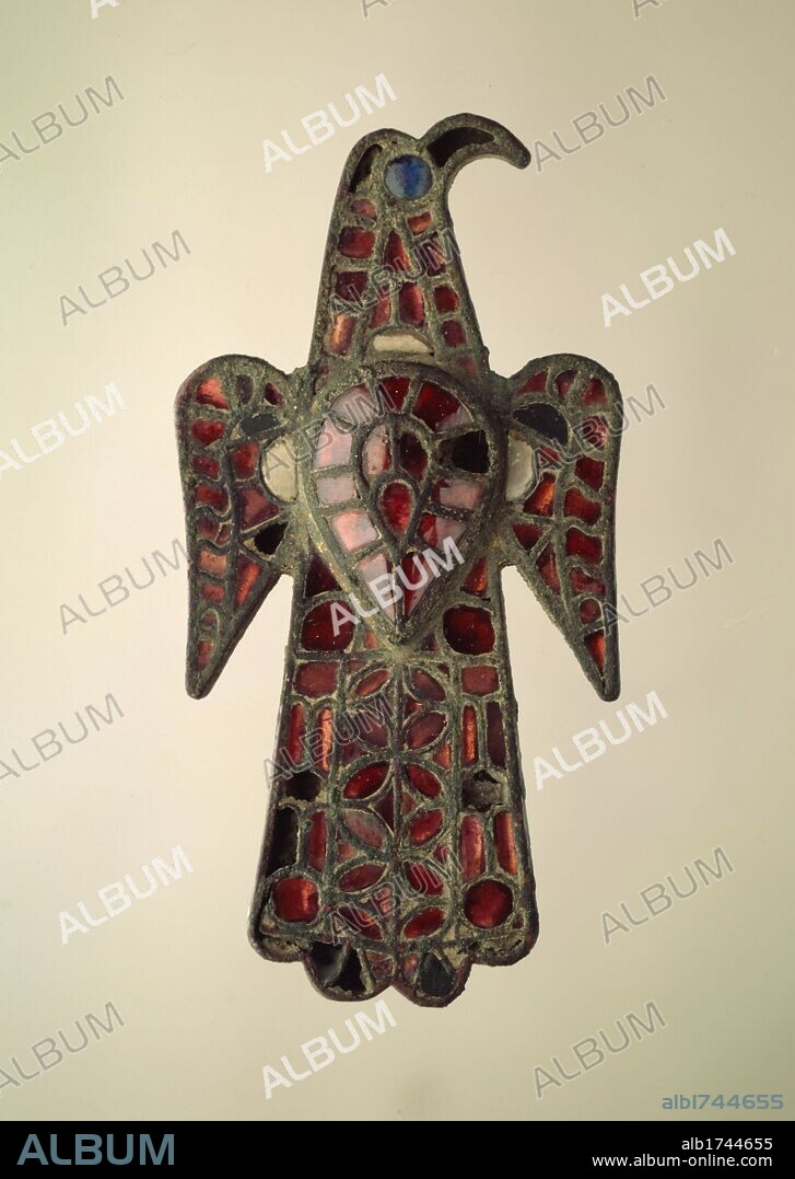Madrid, M.A.N. Arte Edad Media. Fibula aquiliforme y broche de cinturón visigodos.