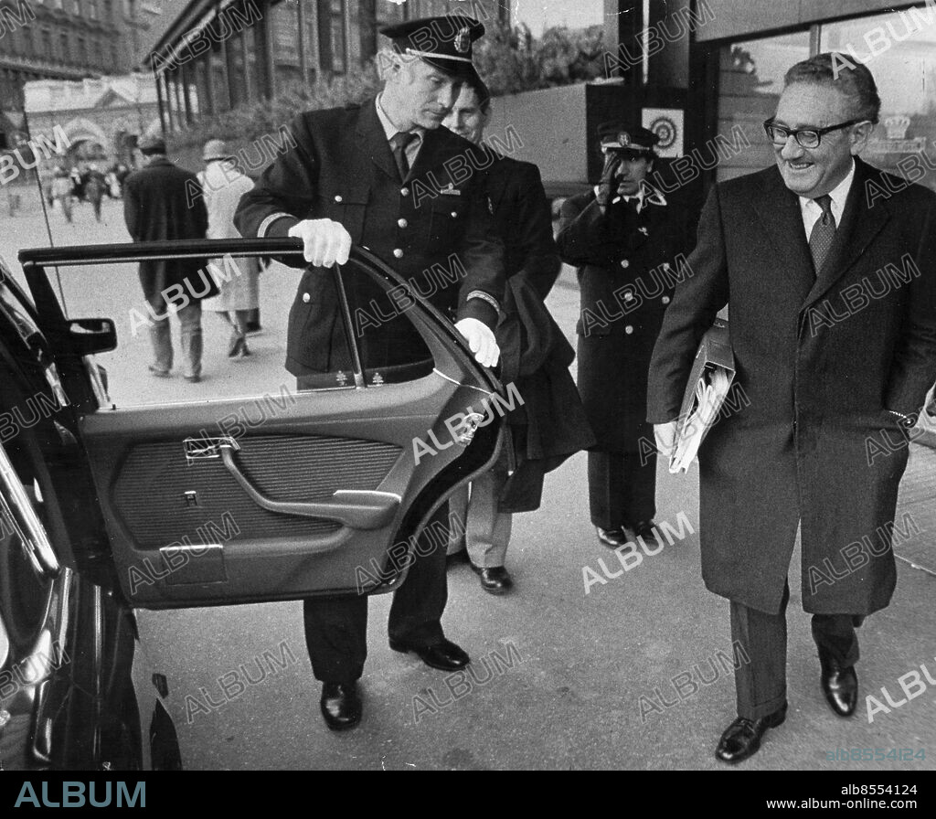 STOCKHOLM 1982-12-03. Henry Kissinger, världens högst betalda konsult, har varit på snabbvisit.. Han hälsade på Olof Palme och Lennart Bodström och talade för 120 personer på S-E-Banken.. Marcus Wallenberg var en nära vän till mig, säger han till Expressen.. Foto: Tommy Pedersen / Expressen / TT / Kod: 36. ** AFTONBLADET OUT **.