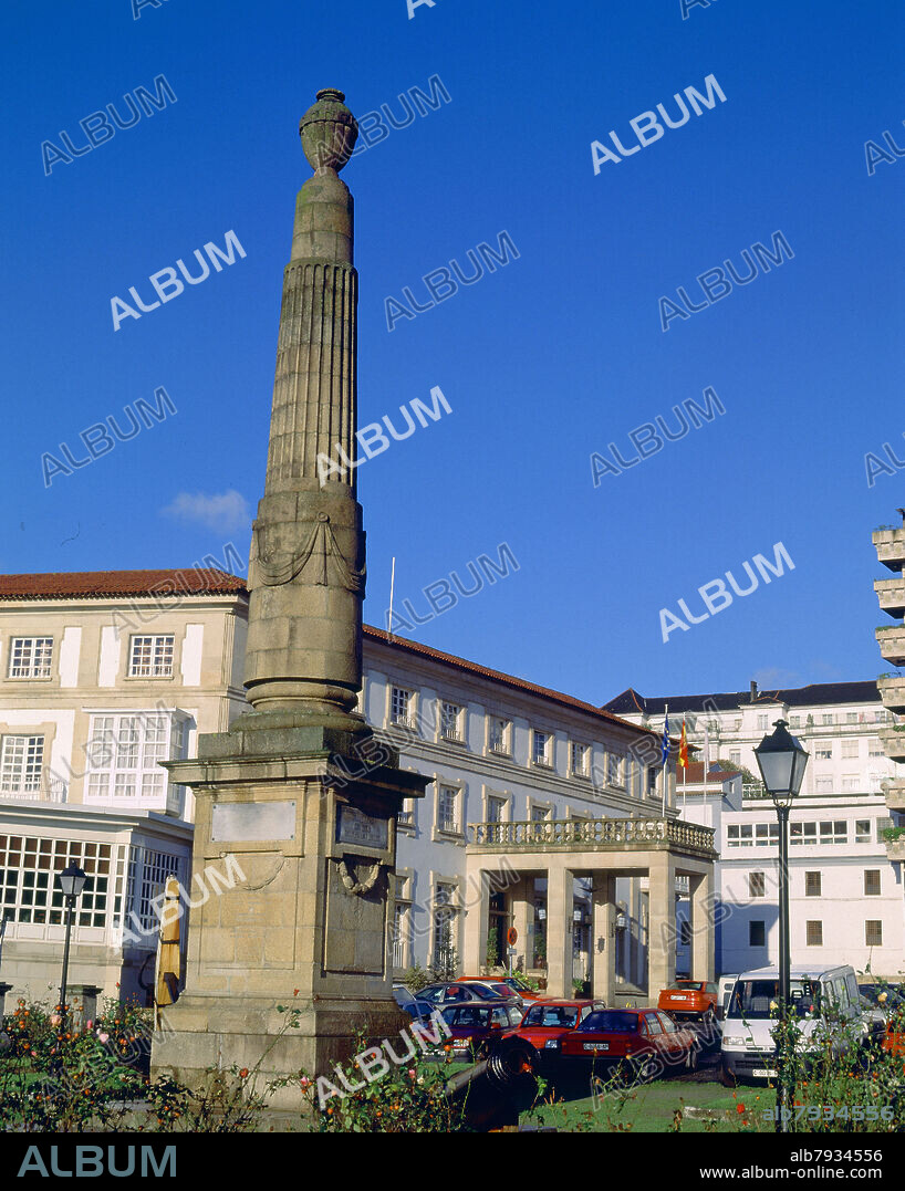 EXTERIOR DEL PARADOR NACIONAL DE FERROL JUNTO AL OBELISCO DE CHURRUCA - FOTO AÑOS 90.