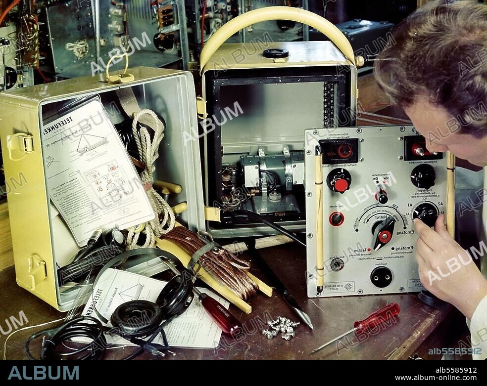 Technik / Industrie / Elektroindustrie:. Montage einer tragbaren Rettungsbootstation (Funkgerät) bei der Firma Telefunken in Berlin. Foto, undat. (50er Jahre?).
