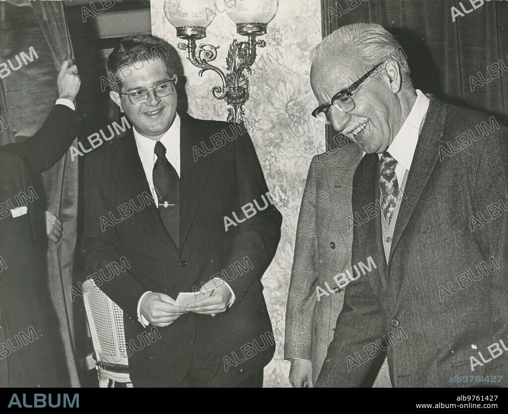 Madrid, 05/02/1973. Entrega del premio «Nicolás González Ruiz». El vicepresidente del Consejo de Administración de la Editorial Católica, don Javier Martín-Artajo, hace entrega a nuestro compañero José Miguel Santiago Castelo del premio «Nicolás González Ruiz», en presencia del escritor y miembro del jurado Pedro Lorenzo.