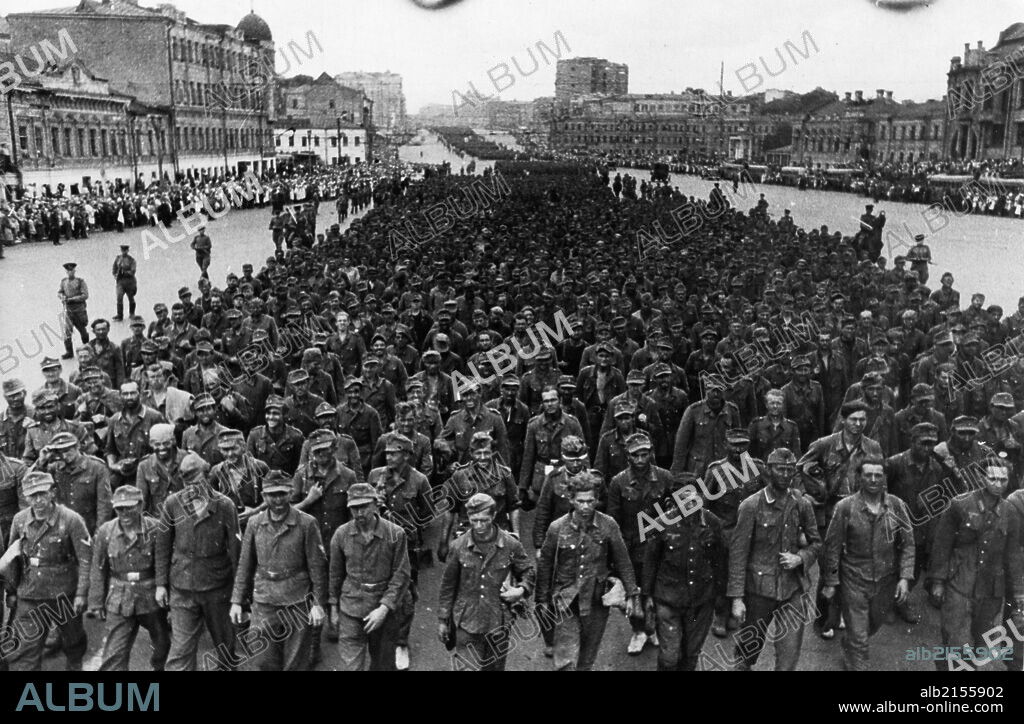 World war 2, 57,600 german soldiers, taken prisoner in the last few days by the troops of the 1st, 2nd, and 3rd belorussian fronts, being marched through the streets of moscow on their way to pow camps, july 17, 1944. 01/02/1944