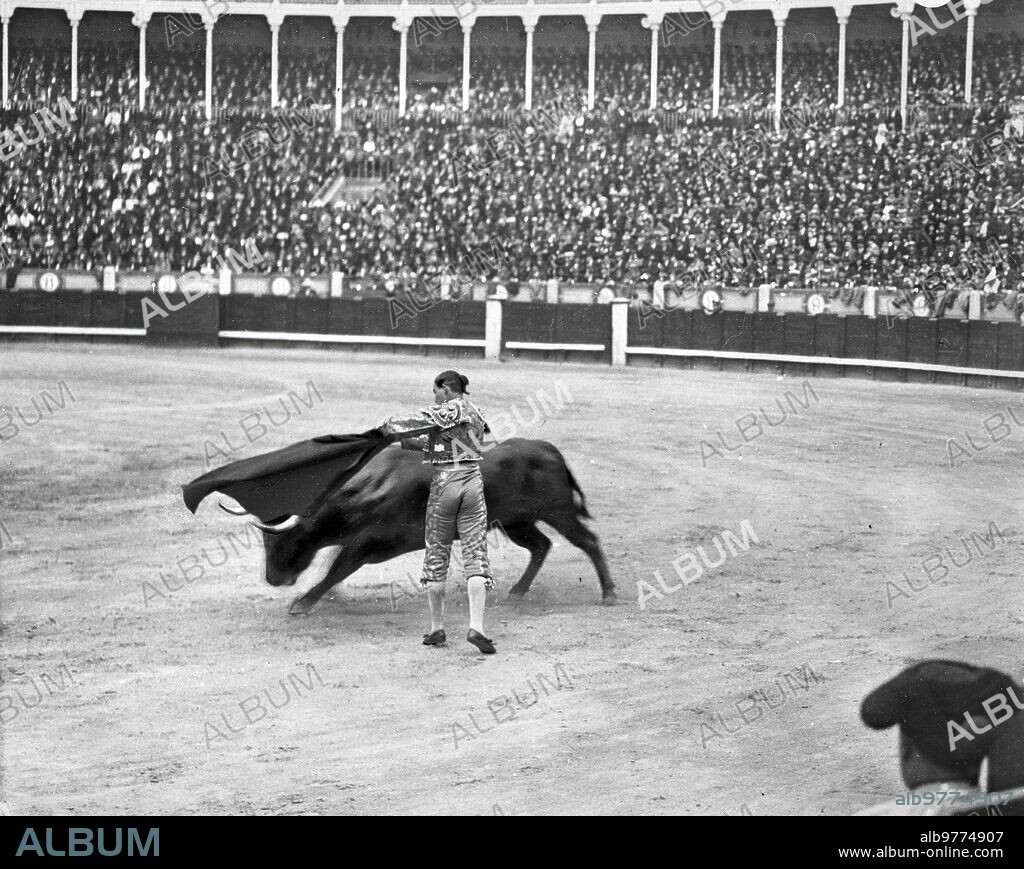 12 mayo 1916. De la corrida de Toros de ayer en Madrid. El diestro José Gómez (Gallito) Dando un pase natural A su primer Toro, cuya oreja le Fue Concedida.