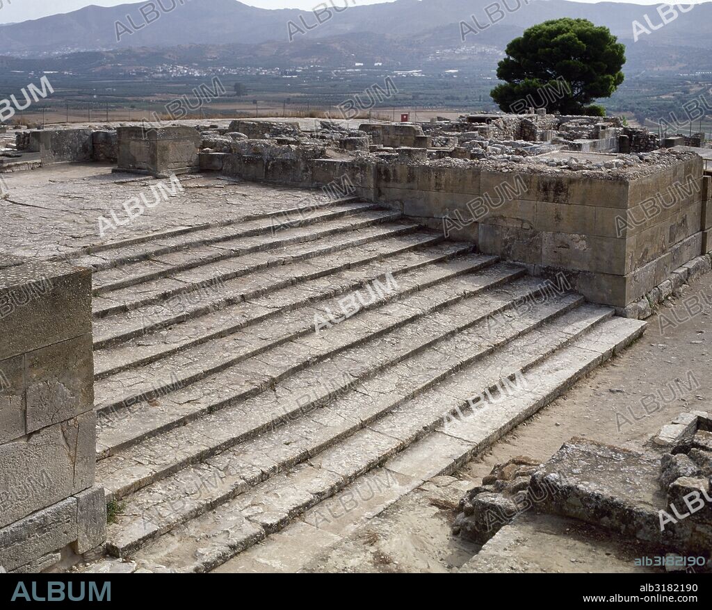 PALACIO DE FESTOS. Segundo palacio en tamaño después de Knossos, con una extensión de unos 8.300 metros cuadrados. Fue construido en la llanura de Mesará. Vista de la escalinata. CRETA. Grecia.