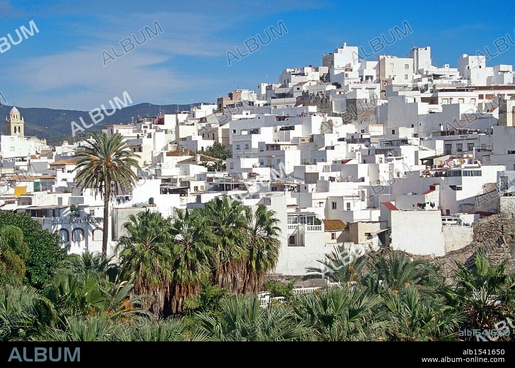 ANDALUCIA. ALMUÑECAR. Panorámica de la población, situada en la Costa Tropical. Provincia de Granada. España.