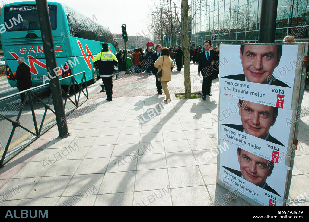 03-03-04-Alcobendas-Madrid.  El acto de Jose Luis Rodriguez
Zapatero-Psoe. Que tenia que Celebrarse en el centro cultural Pablo
Iglesias. Fue  Suspendido por la junta electoral de Colmenar viejo y
Trasladado A la sede del Psoe de Alcobenas.- Foto. Chema
Barroso.-Archdc.- en la Imagen.-Simpatizantes  se Trasladan A la sede
del Psoe.