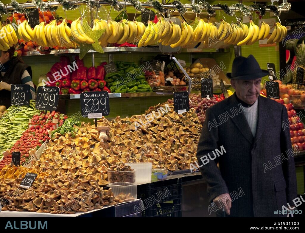Tienda e fruta y verduras. Mercado e la Boqueria. Barcelona.