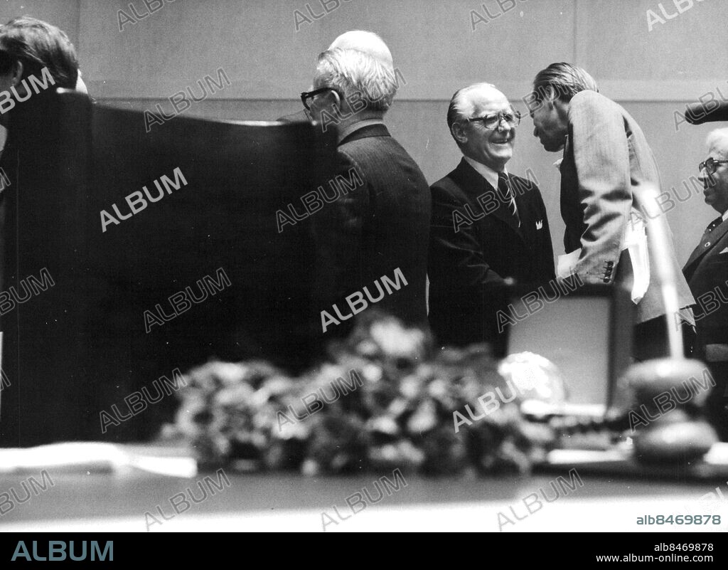 Stockholm 1979-06-09. Henry Allard (S) avgår som talman efter elva år och avtackas av bland andra Staffan Burenstam Linder (M). . Foto: Gunnar Lundmark / SvD / TT / kod 12014.