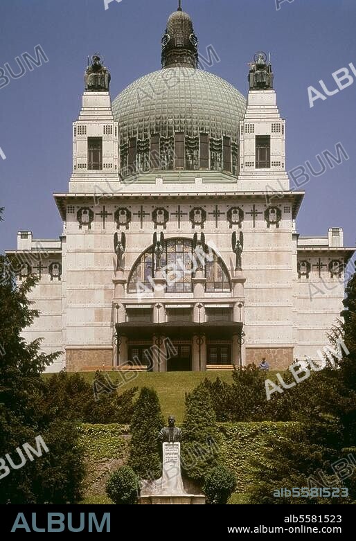 Vienna, Kirche am Steinhof - Steinhof Church. (also Church of St. Leopold; built 1904-1907 by Otto Wagner).- Exterior. Photo, 1989.