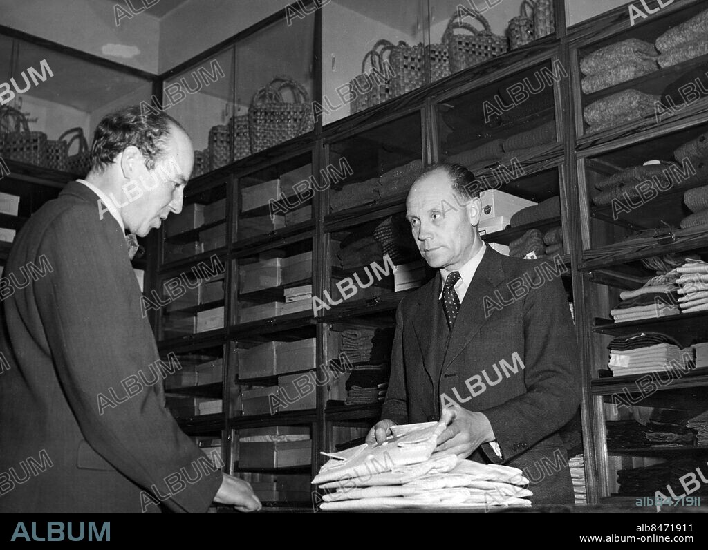 FINLAND HELSINGFORS omkring 1950.. Paavo Nurmi (th), f.d. finsk medel- och långdistanslöpare, har öppnat en sportbutik i Helsingfors.. Foto: AB Text & Bilder / SVT / Kod: 5600. Engelsk originaltext.. Mapp: Nurmi, Paavo Privatbilder 1. Affärer.